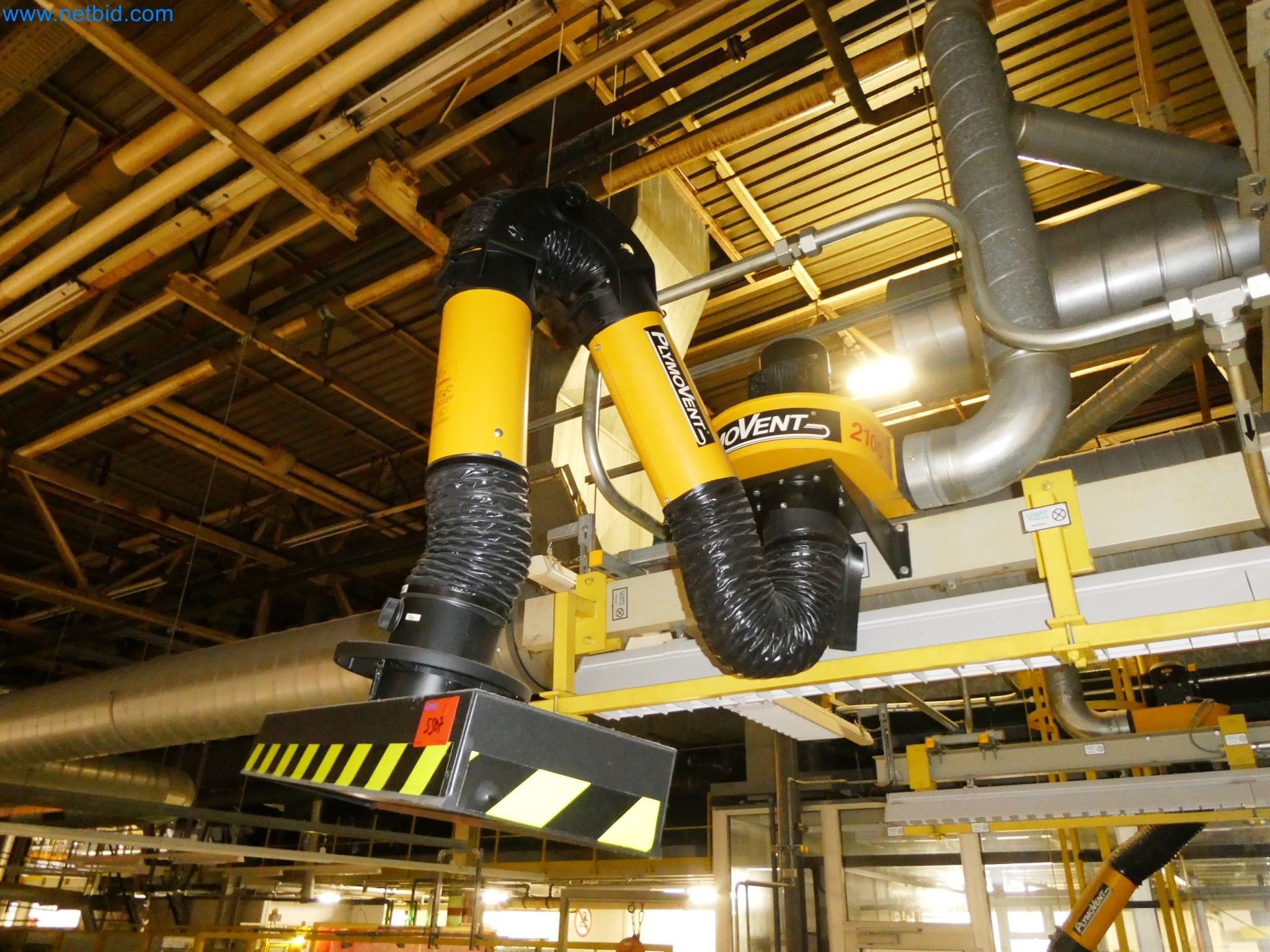 Robots, equipos de soldadura y accesorios de montaje de la industria del automóvil-2