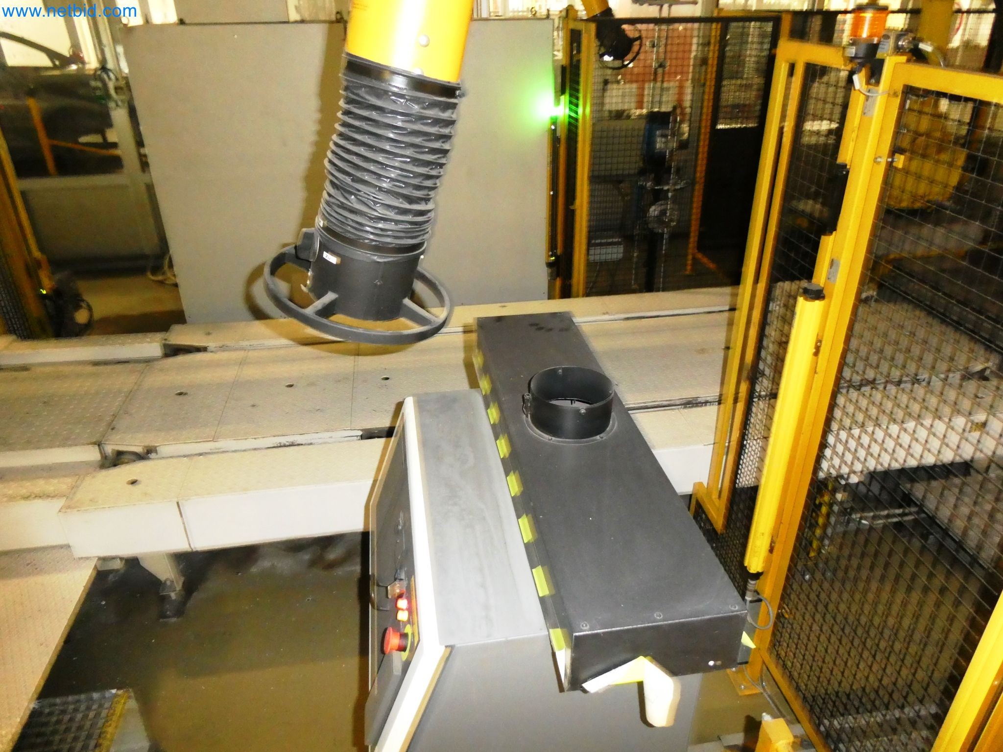 Robots, equipos de soldadura y accesorios de montaje de la industria del automóvil-1