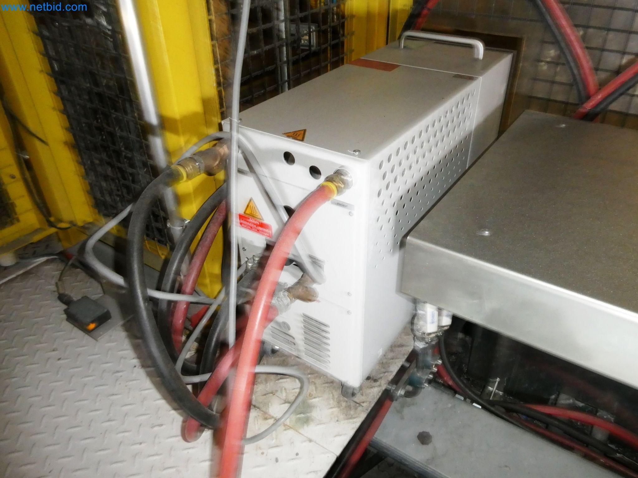 Robots, equipos de soldadura y accesorios de montaje de la industria del automóvil-1