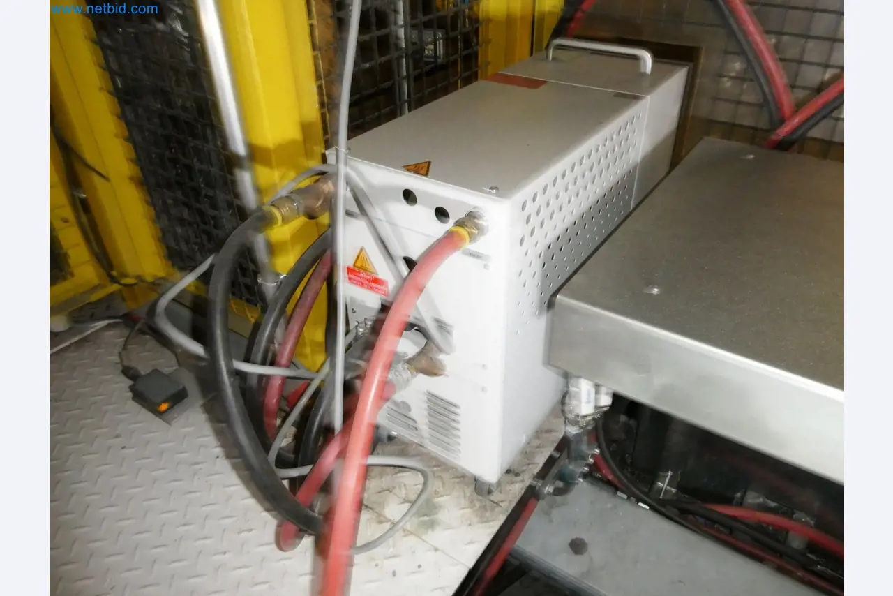 Roboty, sprzęt spawalniczy i akcesoria montażowe z branży motoryzacyjnej-1