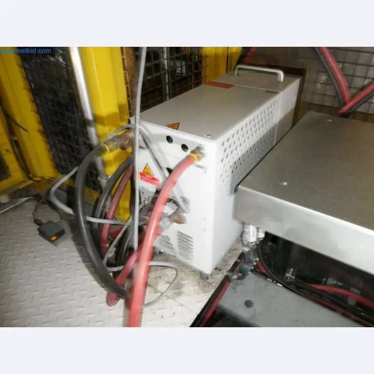 Roboty, sprzęt spawalniczy i akcesoria montażowe z branży motoryzacyjnej-1