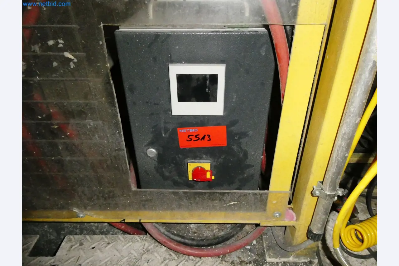 Roboty, sprzęt spawalniczy i akcesoria montażowe z branży motoryzacyjnej-2