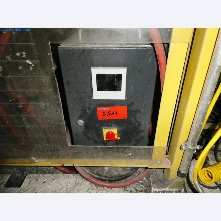 Roboty, sprzęt spawalniczy i akcesoria montażowe z branży motoryzacyjnej-2