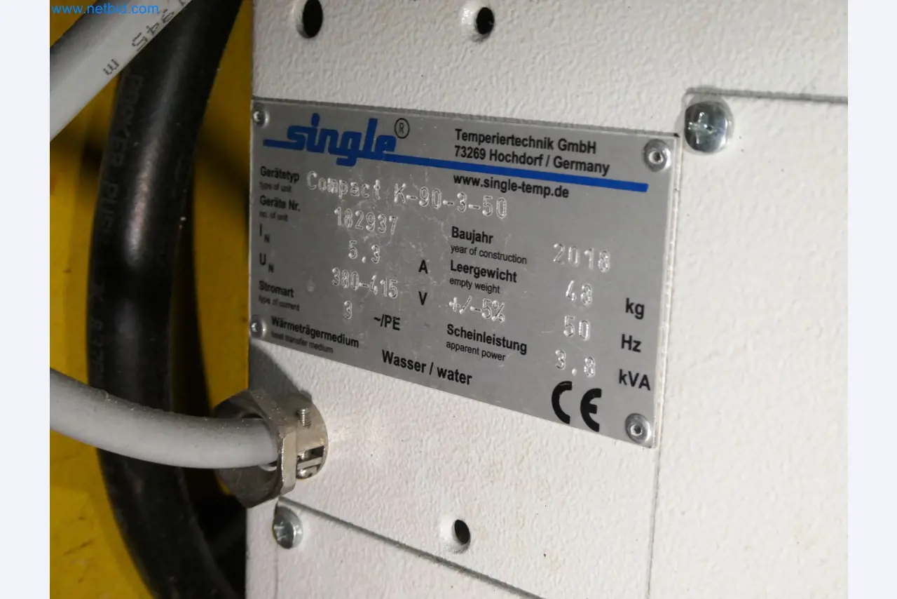 Roboty, sprzęt spawalniczy i akcesoria montażowe z branży motoryzacyjnej-3