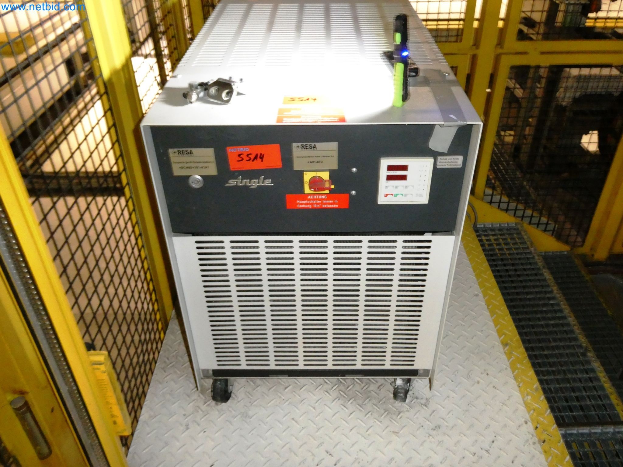 Roboty, sprzęt spawalniczy i akcesoria montażowe z branży motoryzacyjnej-1