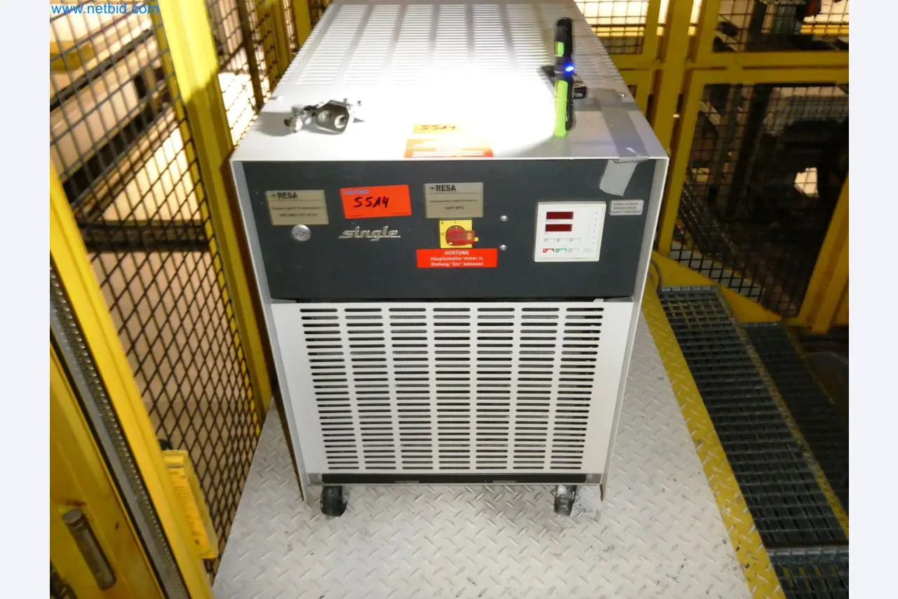 Roboty, sprzęt spawalniczy i akcesoria montażowe z branży motoryzacyjnej-1