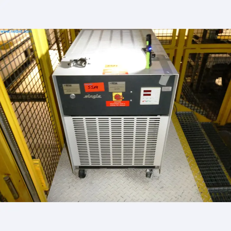 Roboty, sprzęt spawalniczy i akcesoria montażowe z branży motoryzacyjnej-1