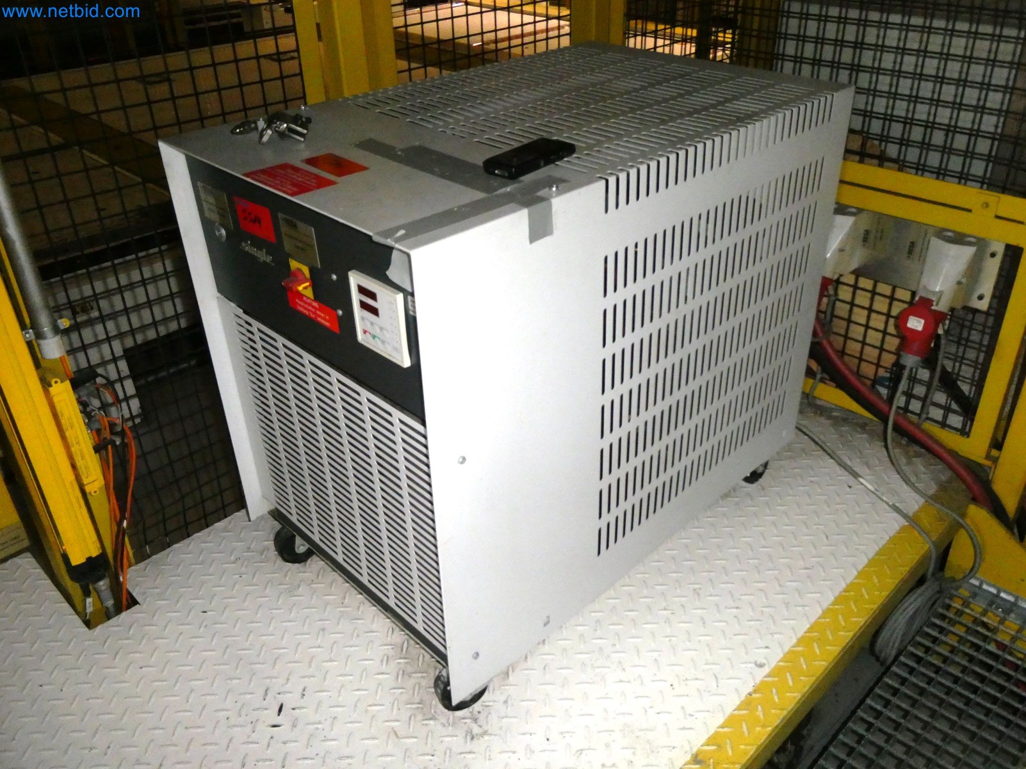 Roboty, sprzęt spawalniczy i akcesoria montażowe z branży motoryzacyjnej-2