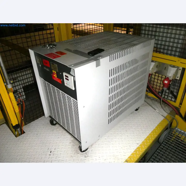 Roboty, sprzęt spawalniczy i akcesoria montażowe z branży motoryzacyjnej-2