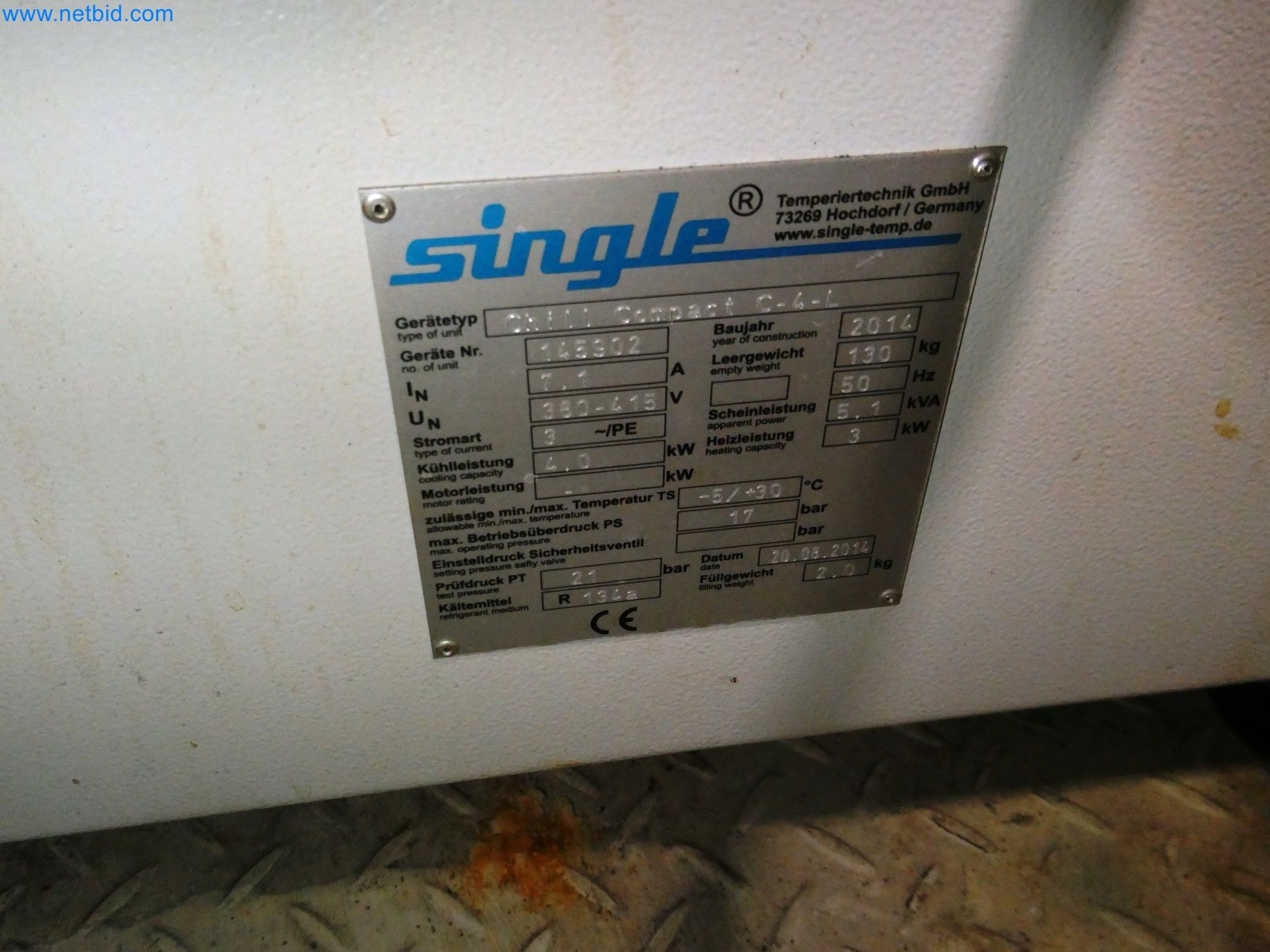 Roboty, sprzęt spawalniczy i akcesoria montażowe z branży motoryzacyjnej-3