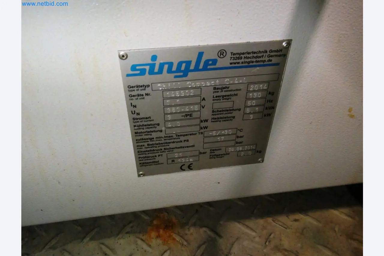 Roboty, sprzęt spawalniczy i akcesoria montażowe z branży motoryzacyjnej-3