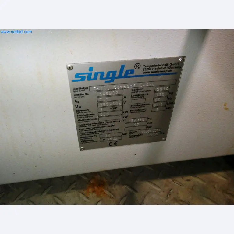 Roboty, sprzęt spawalniczy i akcesoria montażowe z branży motoryzacyjnej-3