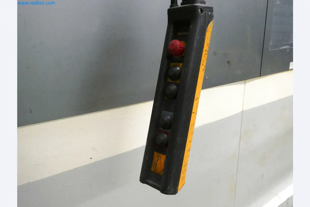 Roboty, svařovací zařízení a montážní příslušenství z automobilového průmyslu-2