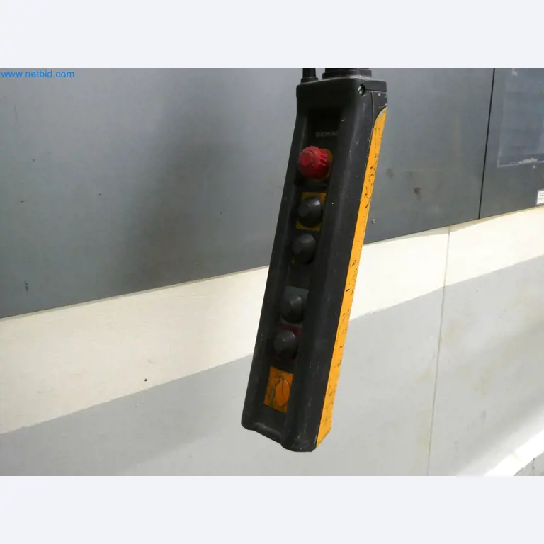 Roboty, svařovací zařízení a montážní příslušenství z automobilového průmyslu-2