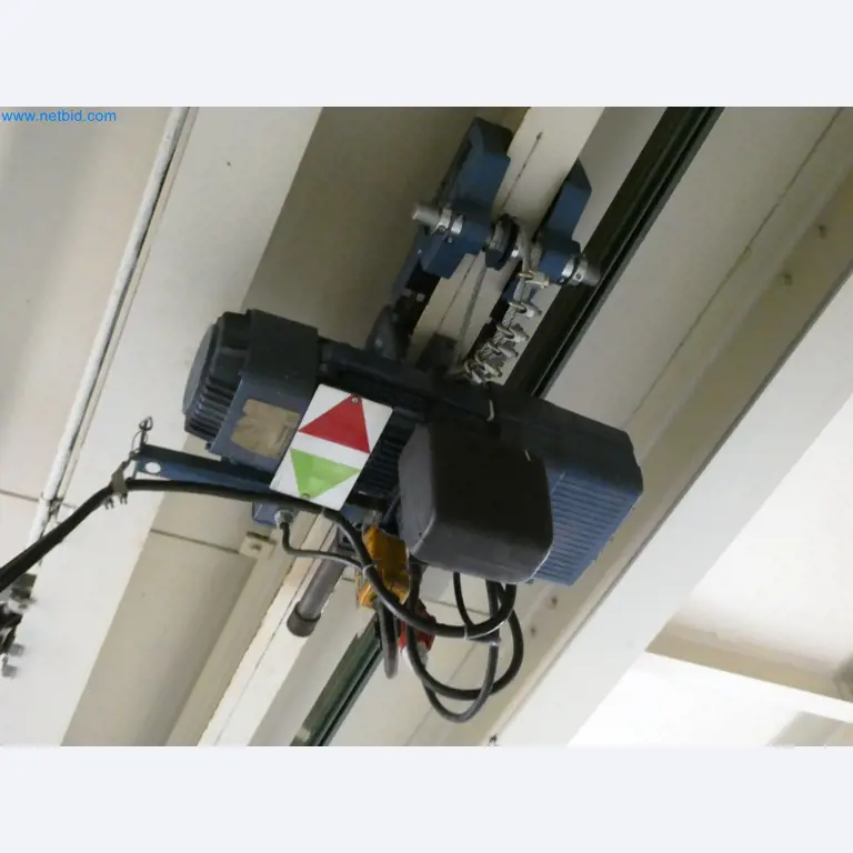 Roboty, svařovací zařízení a montážní příslušenství z automobilového průmyslu-4