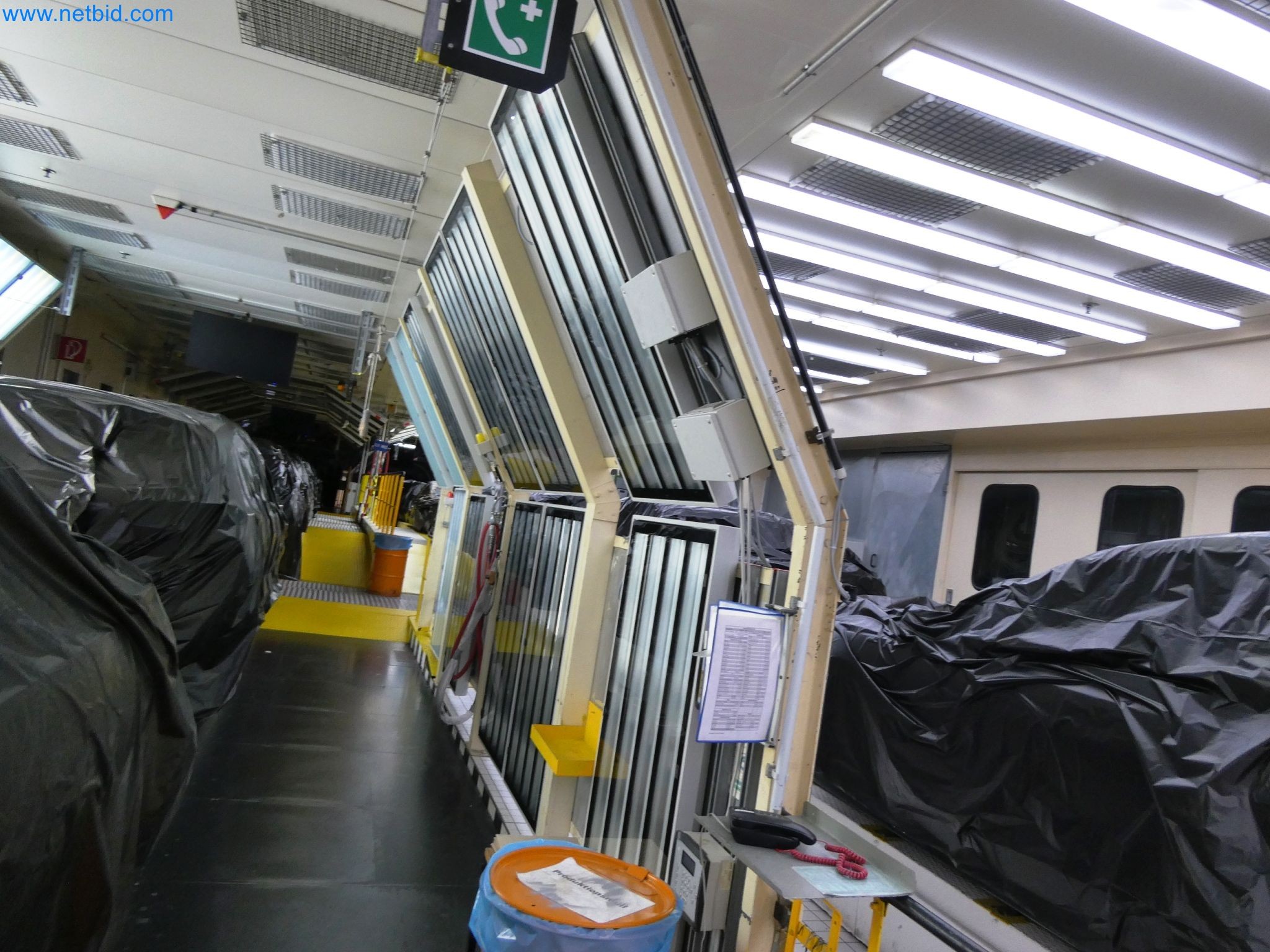 Roboty, sprzęt spawalniczy i akcesoria montażowe z branży motoryzacyjnej-10