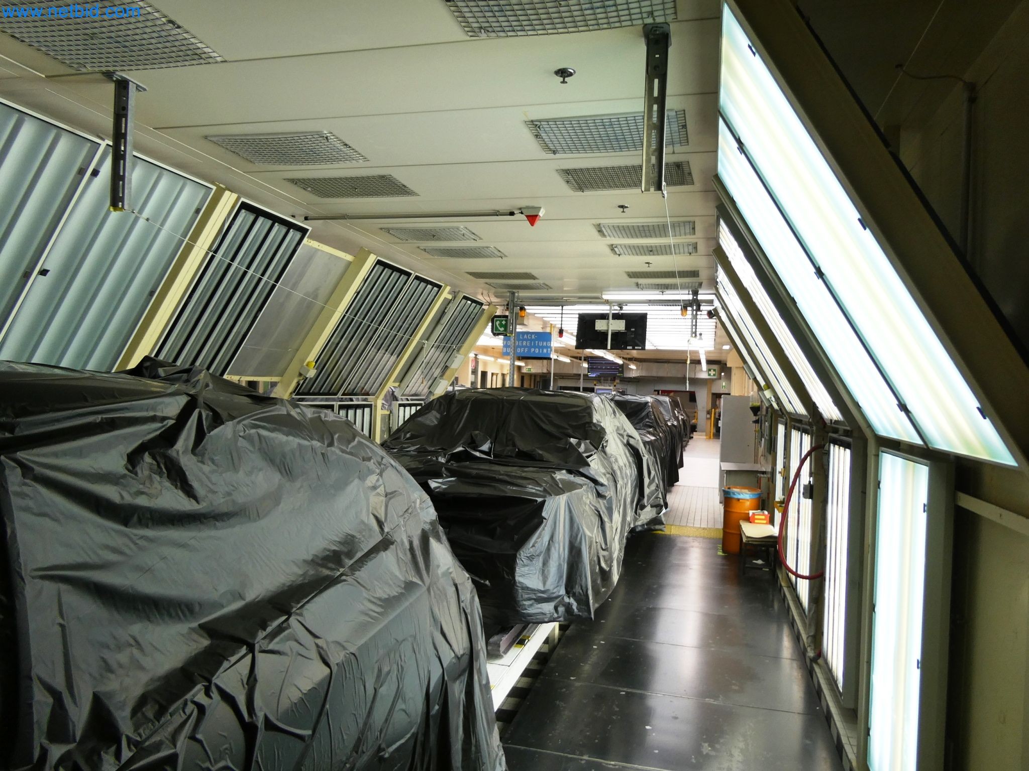 Roboty, sprzęt spawalniczy i akcesoria montażowe z branży motoryzacyjnej-11