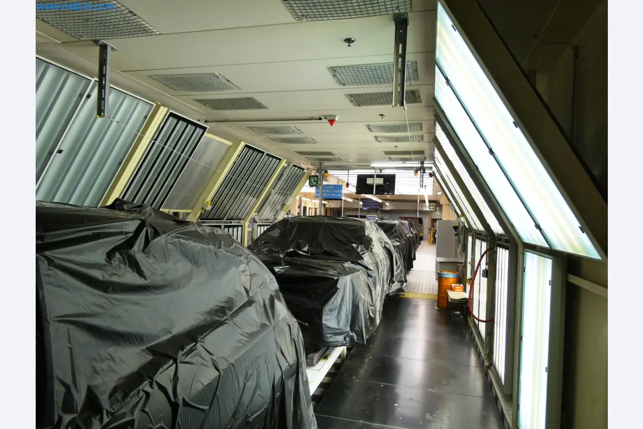 Roboty, sprzęt spawalniczy i akcesoria montażowe z branży motoryzacyjnej-11