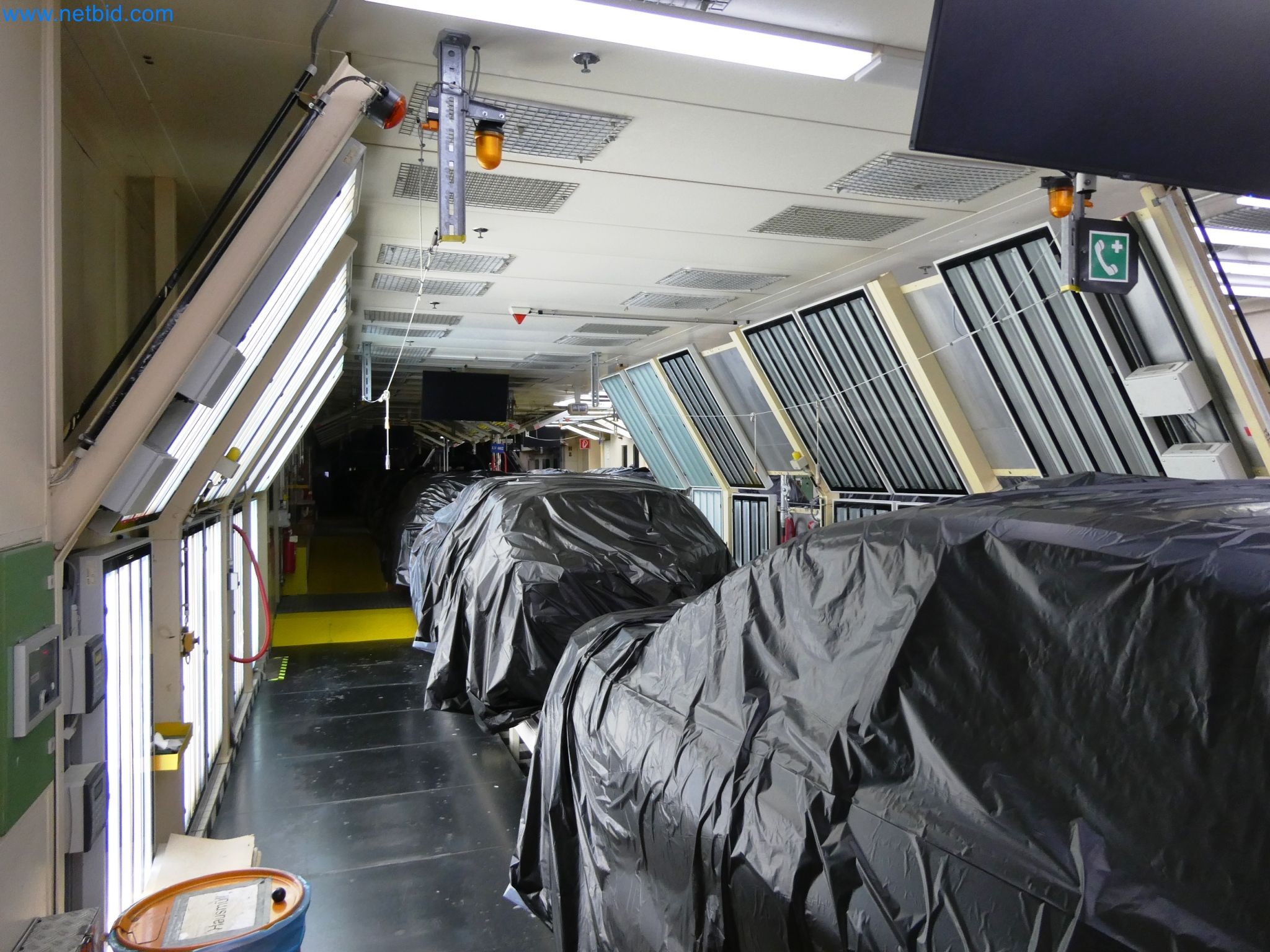 Roboty, sprzęt spawalniczy i akcesoria montażowe z branży motoryzacyjnej-1