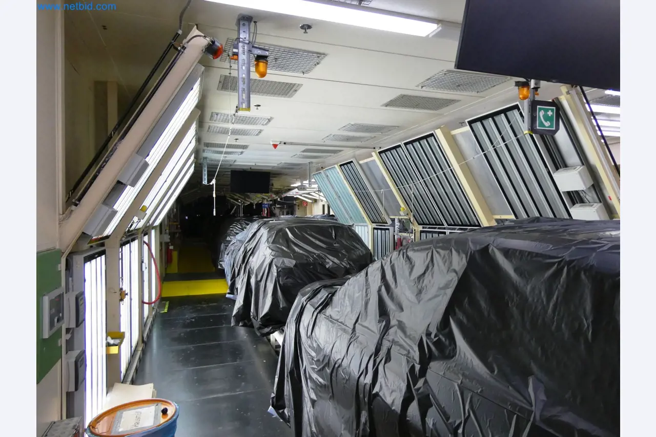 Roboty, sprzęt spawalniczy i akcesoria montażowe z branży motoryzacyjnej-1