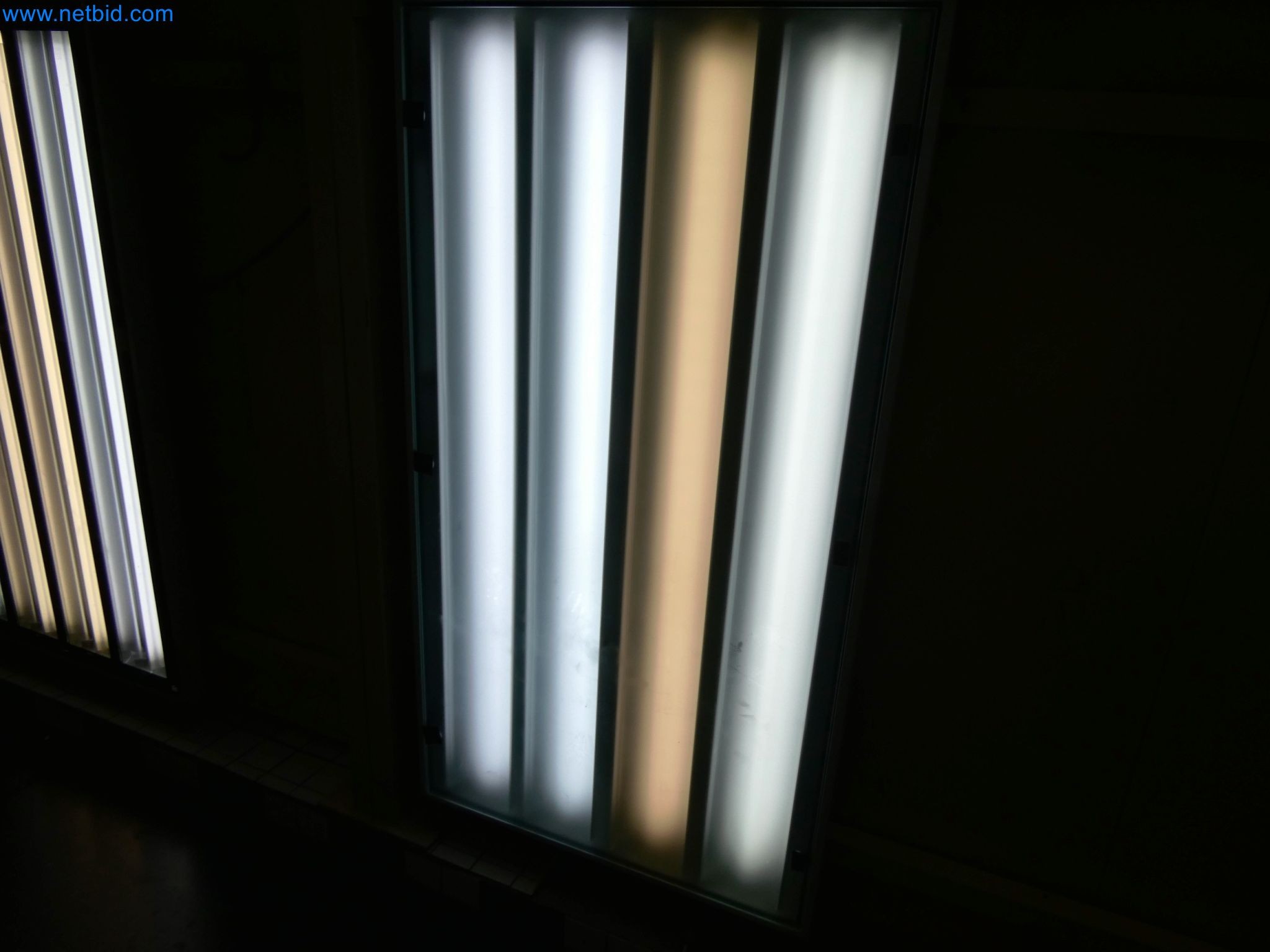 Roboty, sprzęt spawalniczy i akcesoria montażowe z branży motoryzacyjnej-2