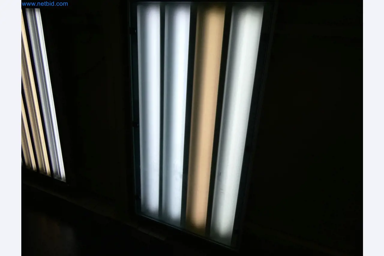 Roboty, sprzęt spawalniczy i akcesoria montażowe z branży motoryzacyjnej-2