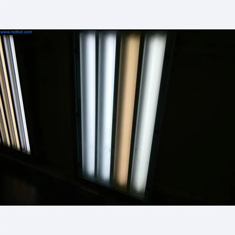 Roboty, sprzęt spawalniczy i akcesoria montażowe z branży motoryzacyjnej-2