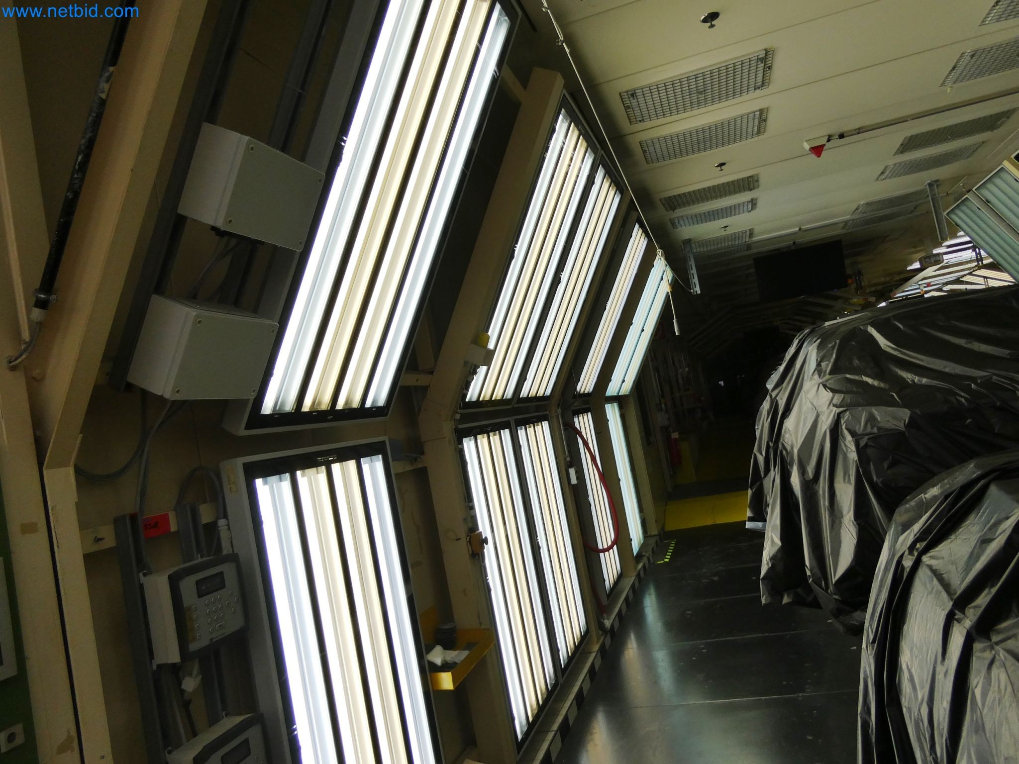 Roboty, sprzęt spawalniczy i akcesoria montażowe z branży motoryzacyjnej-3