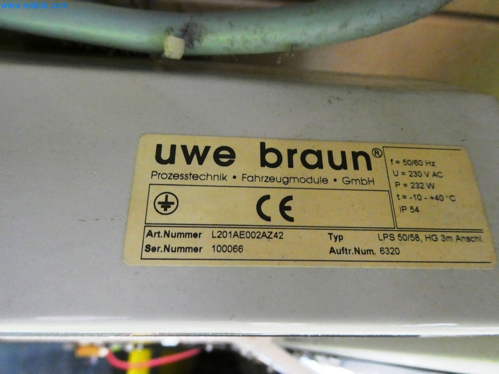 Roboty, sprzęt spawalniczy i akcesoria montażowe z branży motoryzacyjnej-5