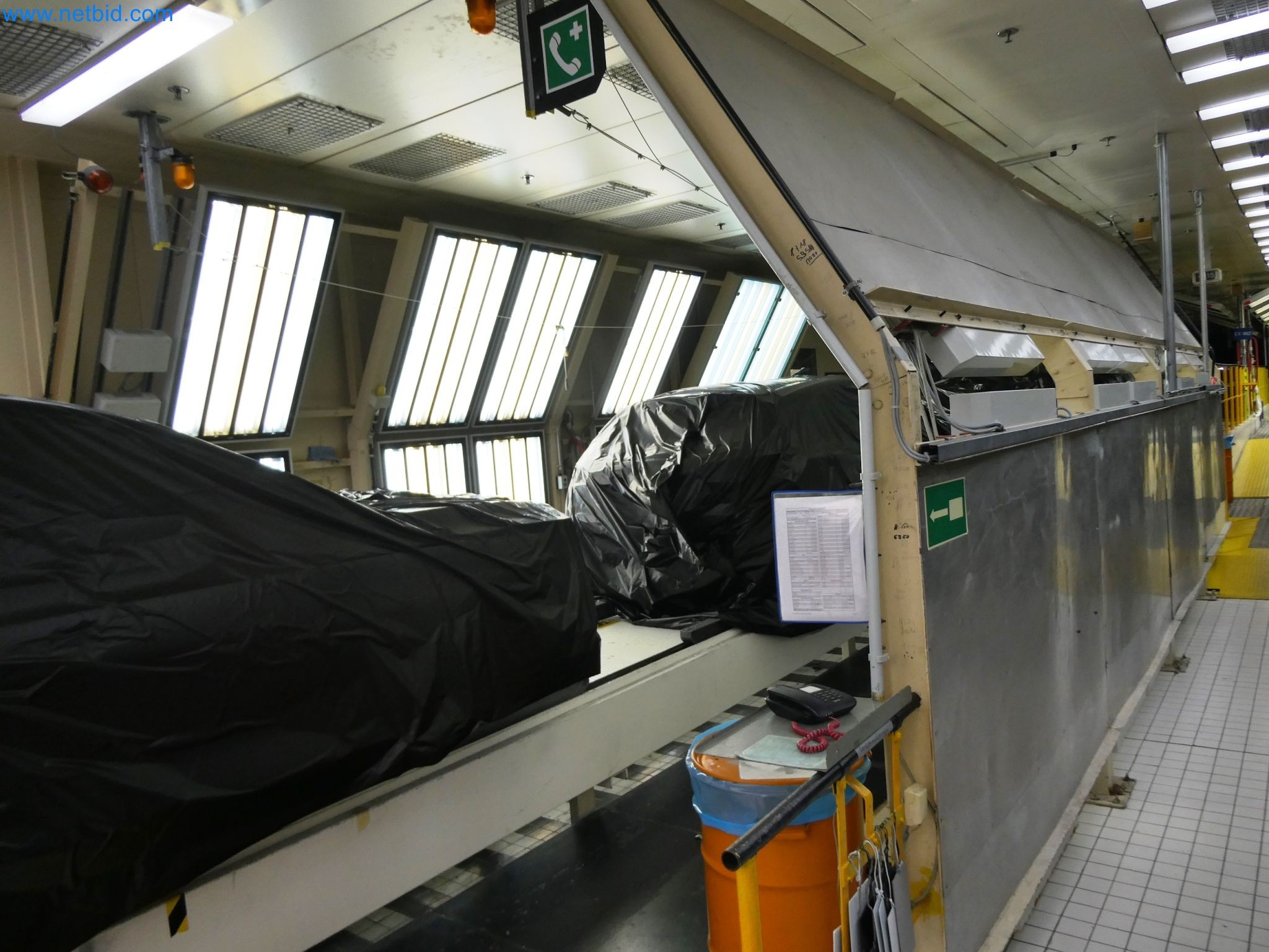 Roboty, sprzęt spawalniczy i akcesoria montażowe z branży motoryzacyjnej-6