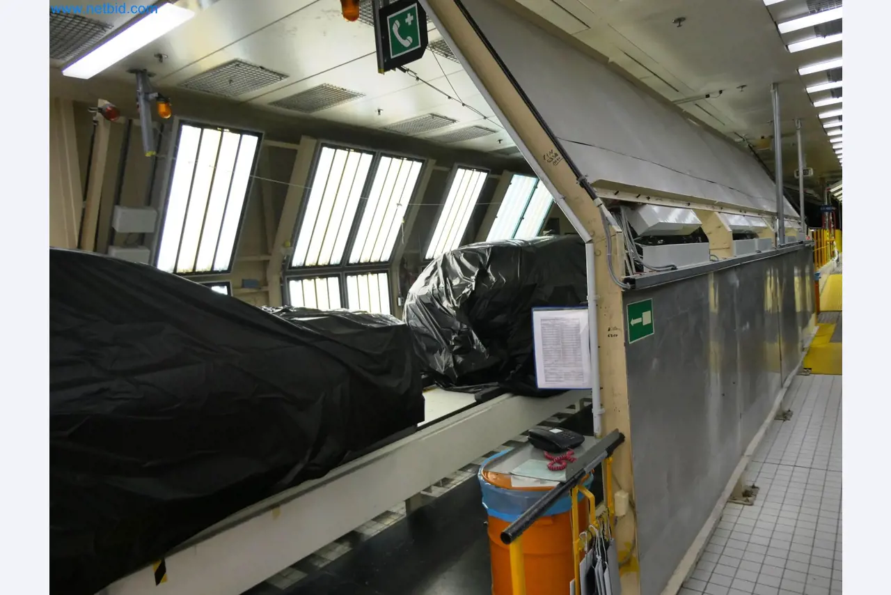 Roboty, sprzęt spawalniczy i akcesoria montażowe z branży motoryzacyjnej-6