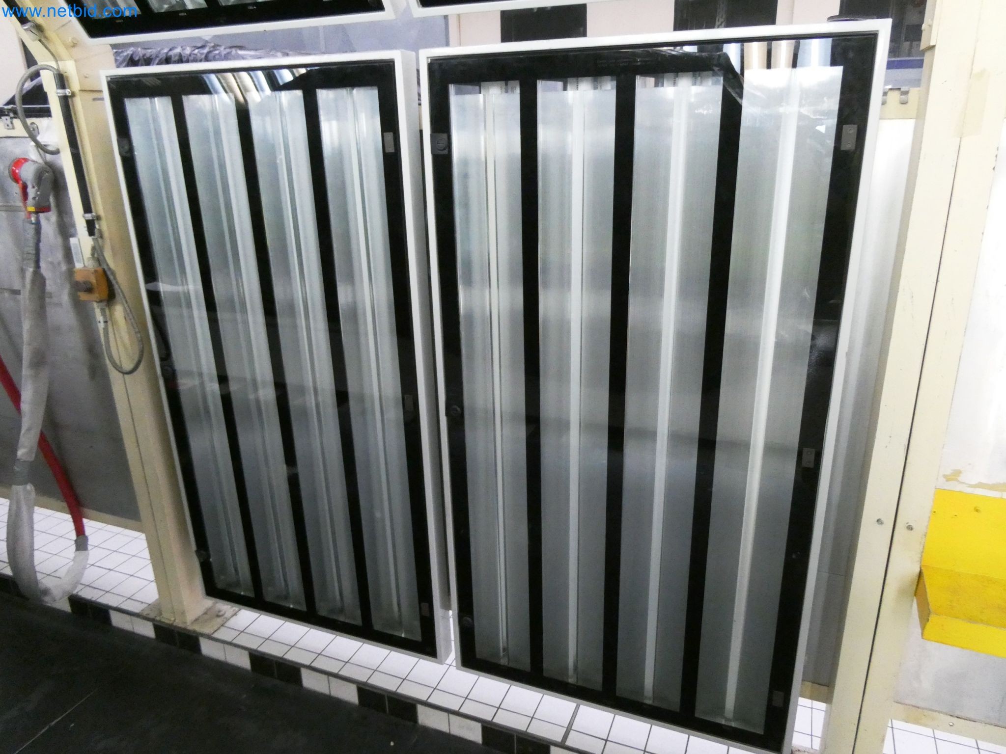 Roboty, sprzęt spawalniczy i akcesoria montażowe z branży motoryzacyjnej-7