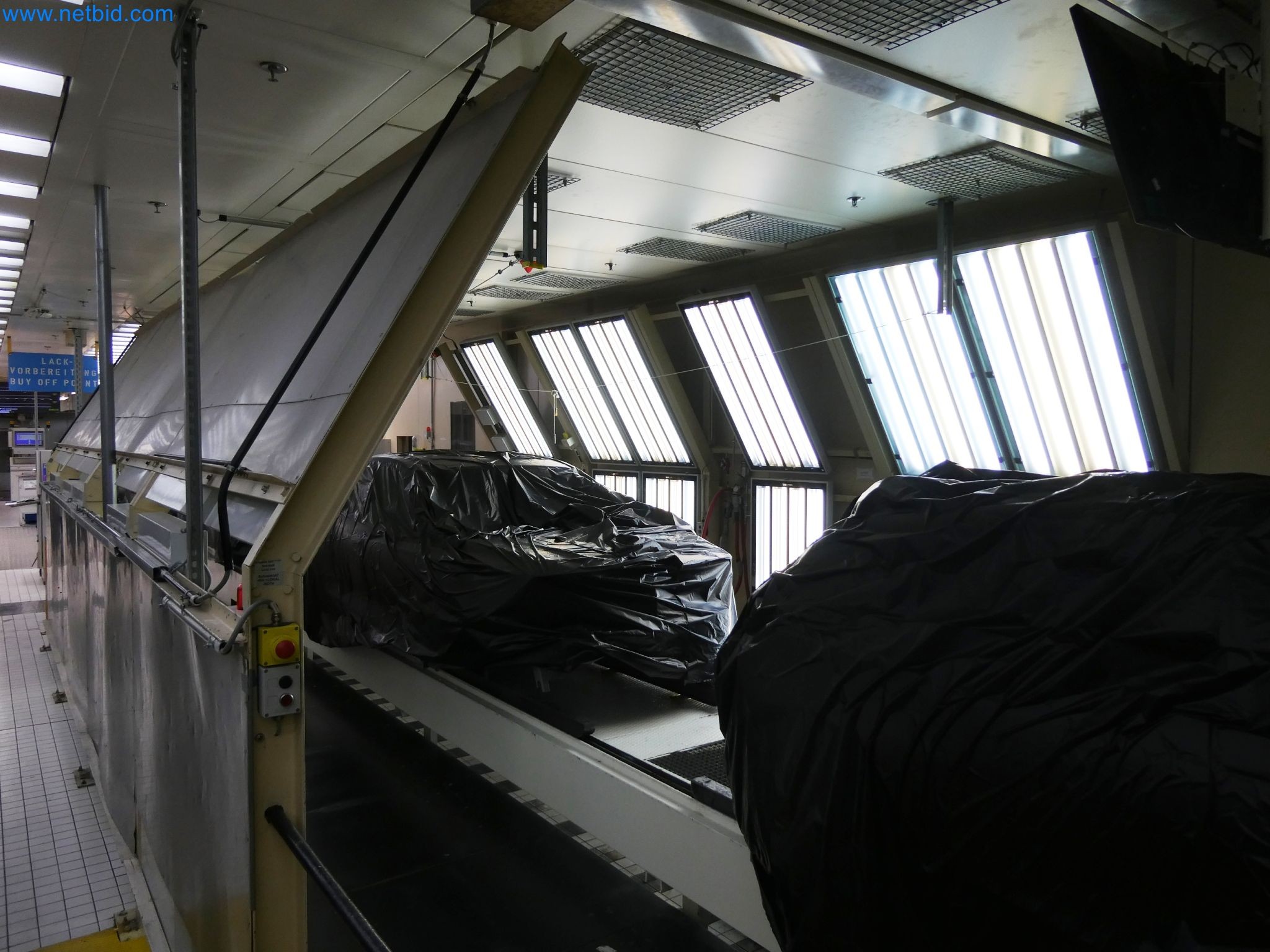 Roboty, sprzęt spawalniczy i akcesoria montażowe z branży motoryzacyjnej-8