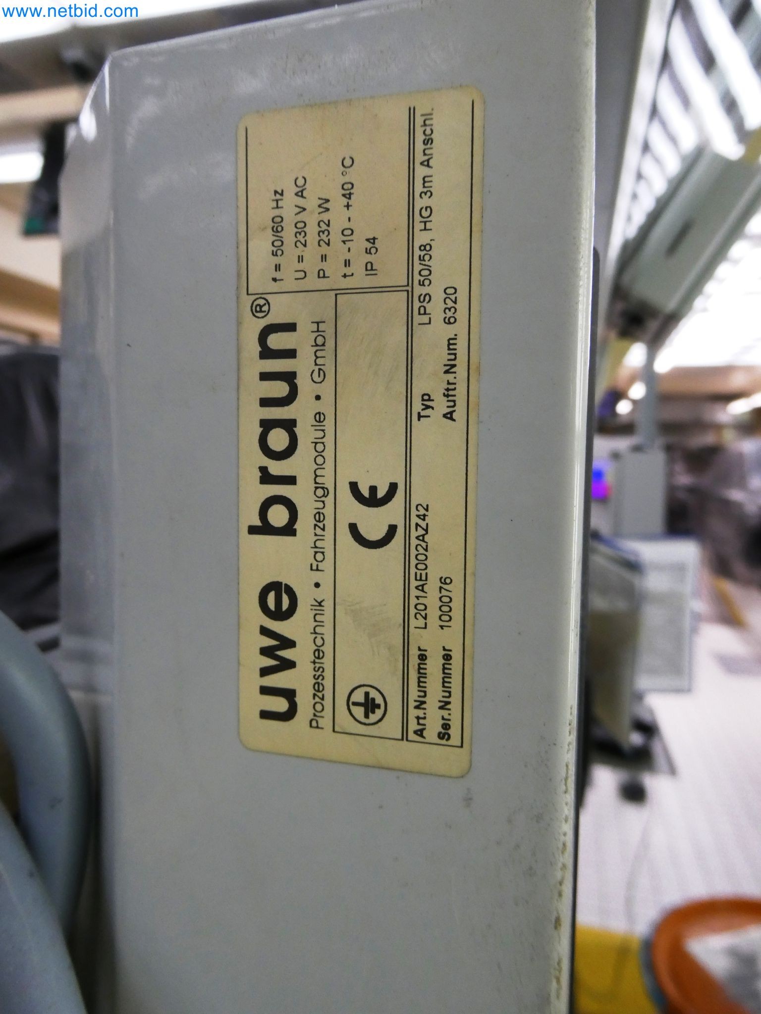 Roboty, sprzęt spawalniczy i akcesoria montażowe z branży motoryzacyjnej-9