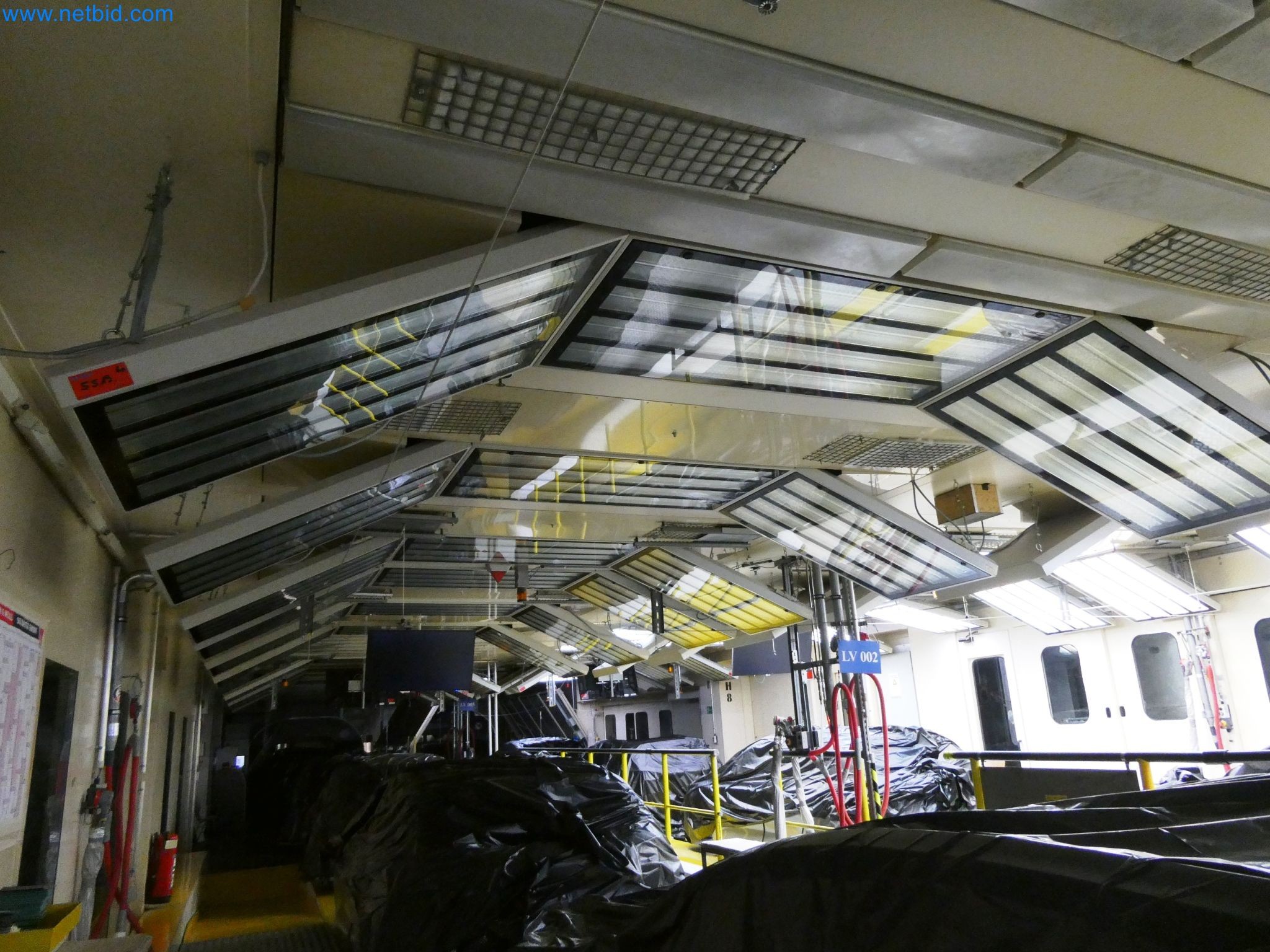 Roboty, sprzęt spawalniczy i akcesoria montażowe z branży motoryzacyjnej-1