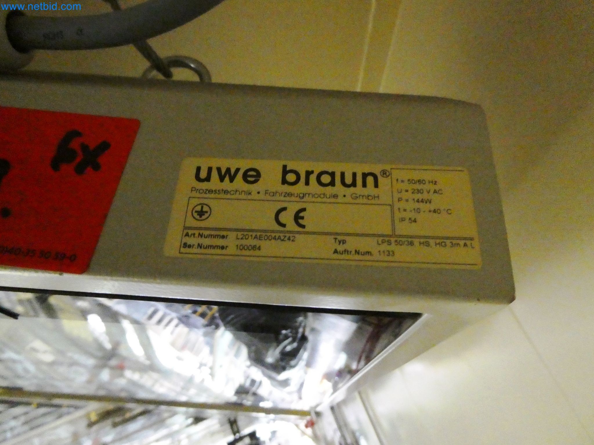 Roboty, sprzęt spawalniczy i akcesoria montażowe z branży motoryzacyjnej-2