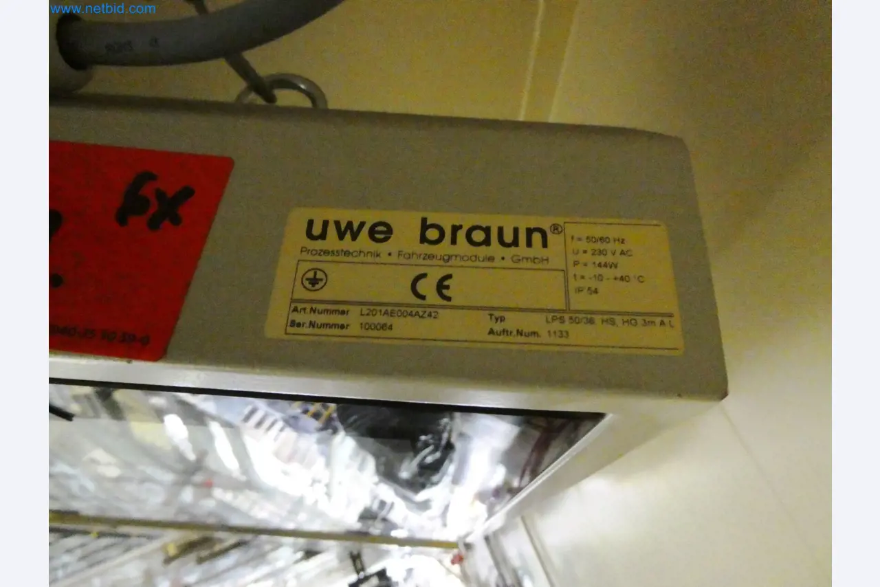 Roboty, sprzęt spawalniczy i akcesoria montażowe z branży motoryzacyjnej-2