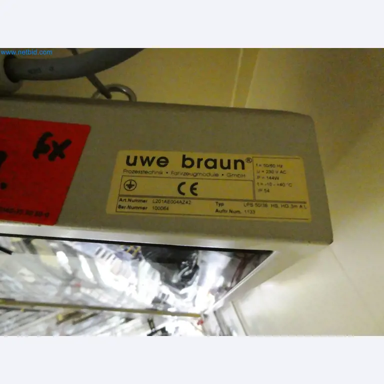 Roboty, sprzęt spawalniczy i akcesoria montażowe z branży motoryzacyjnej-2