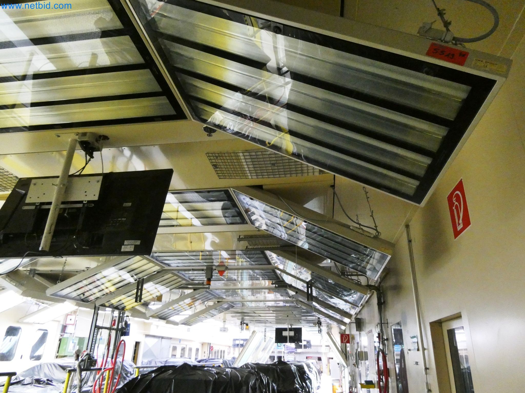 Roboty, sprzęt spawalniczy i akcesoria montażowe z branży motoryzacyjnej-3