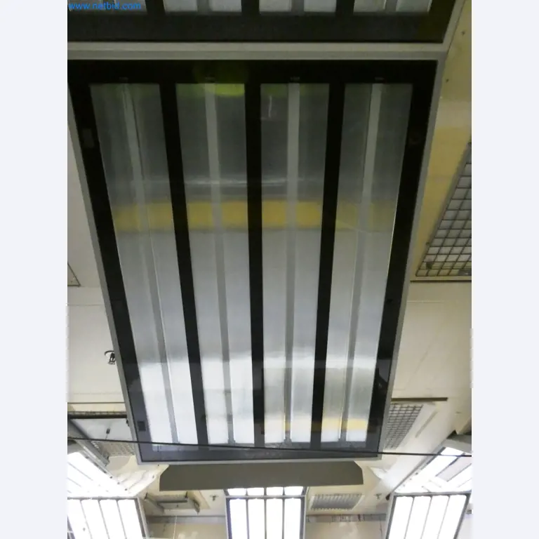 Roboty, sprzęt spawalniczy i akcesoria montażowe z branży motoryzacyjnej-4