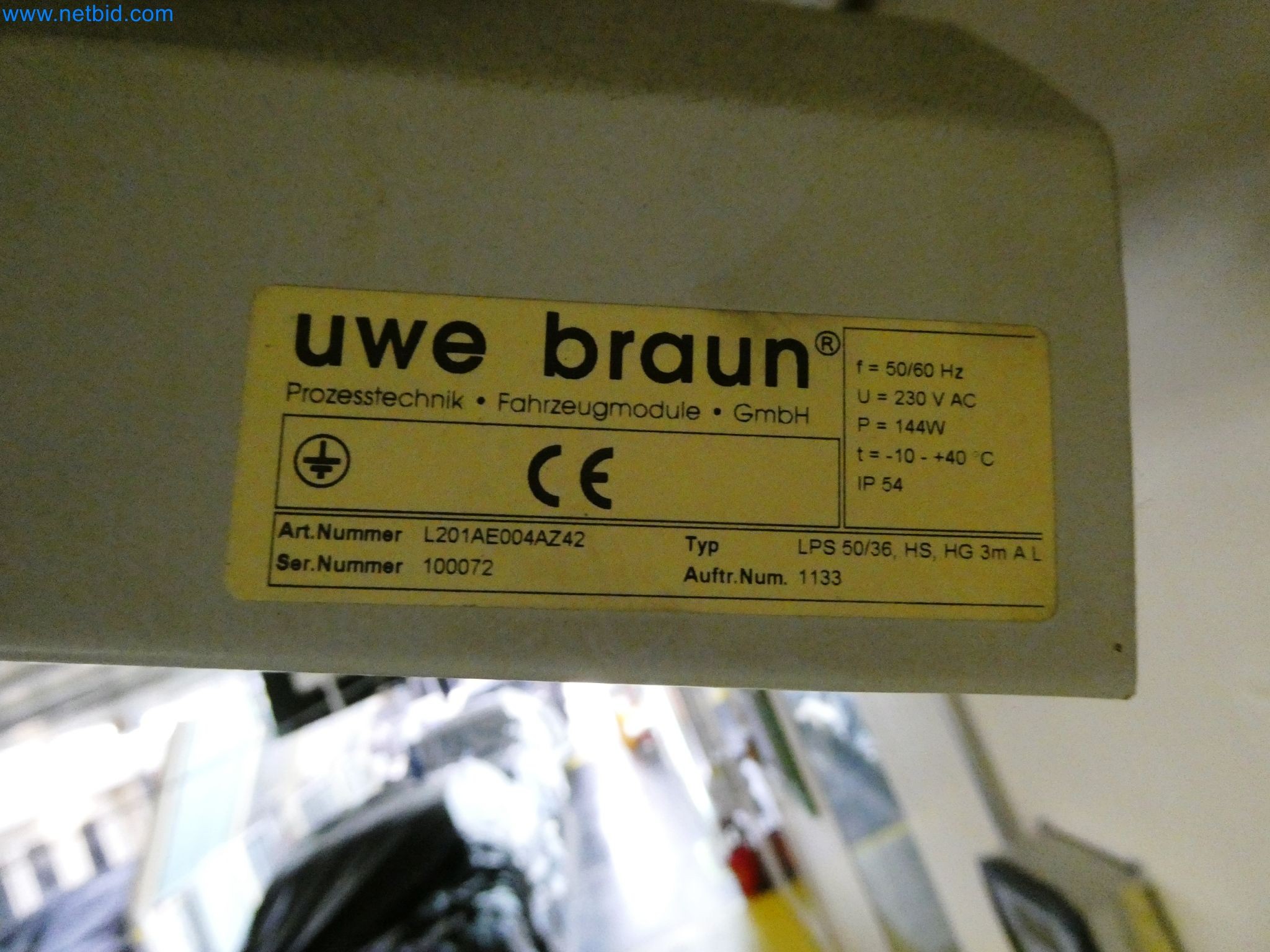 Roboty, sprzęt spawalniczy i akcesoria montażowe z branży motoryzacyjnej-5