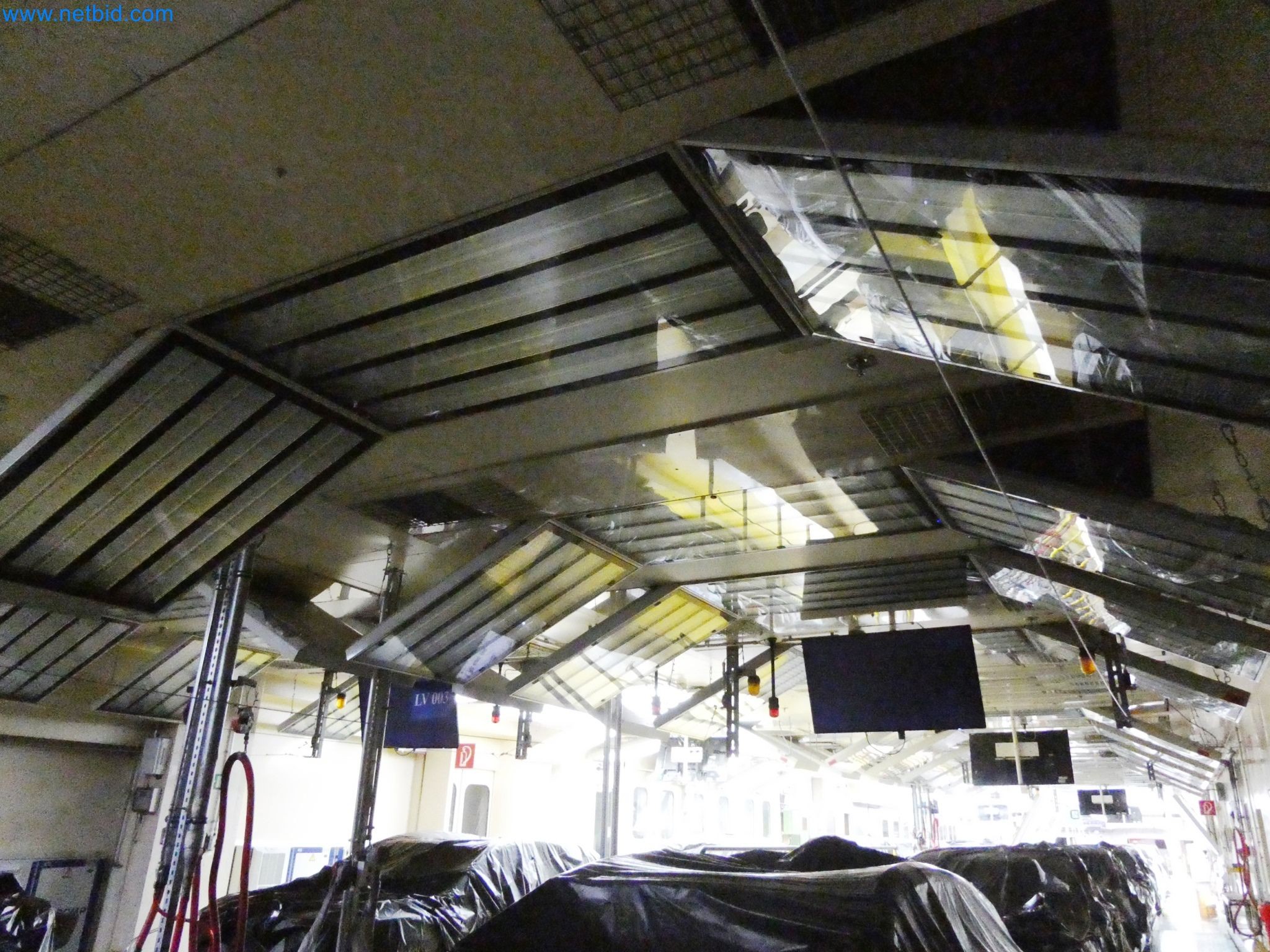 Roboti, varilna oprema in pripomočki za montažo iz avtomobilske industrije-1