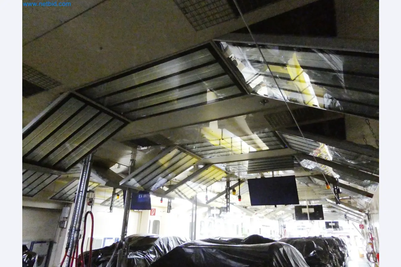 Roboti, varilna oprema in pripomočki za montažo iz avtomobilske industrije-1