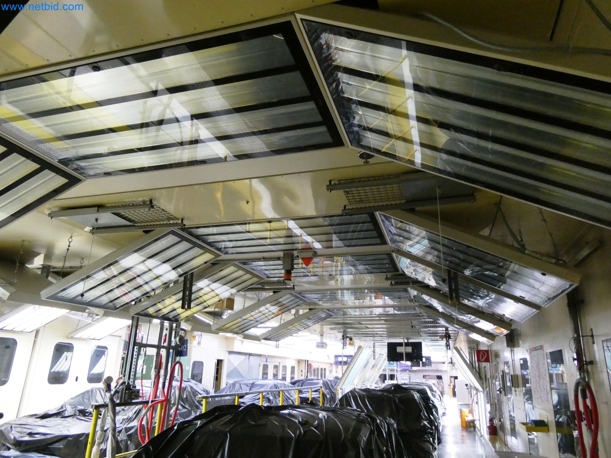 Roboti, varilna oprema in pripomočki za montažo iz avtomobilske industrije-2