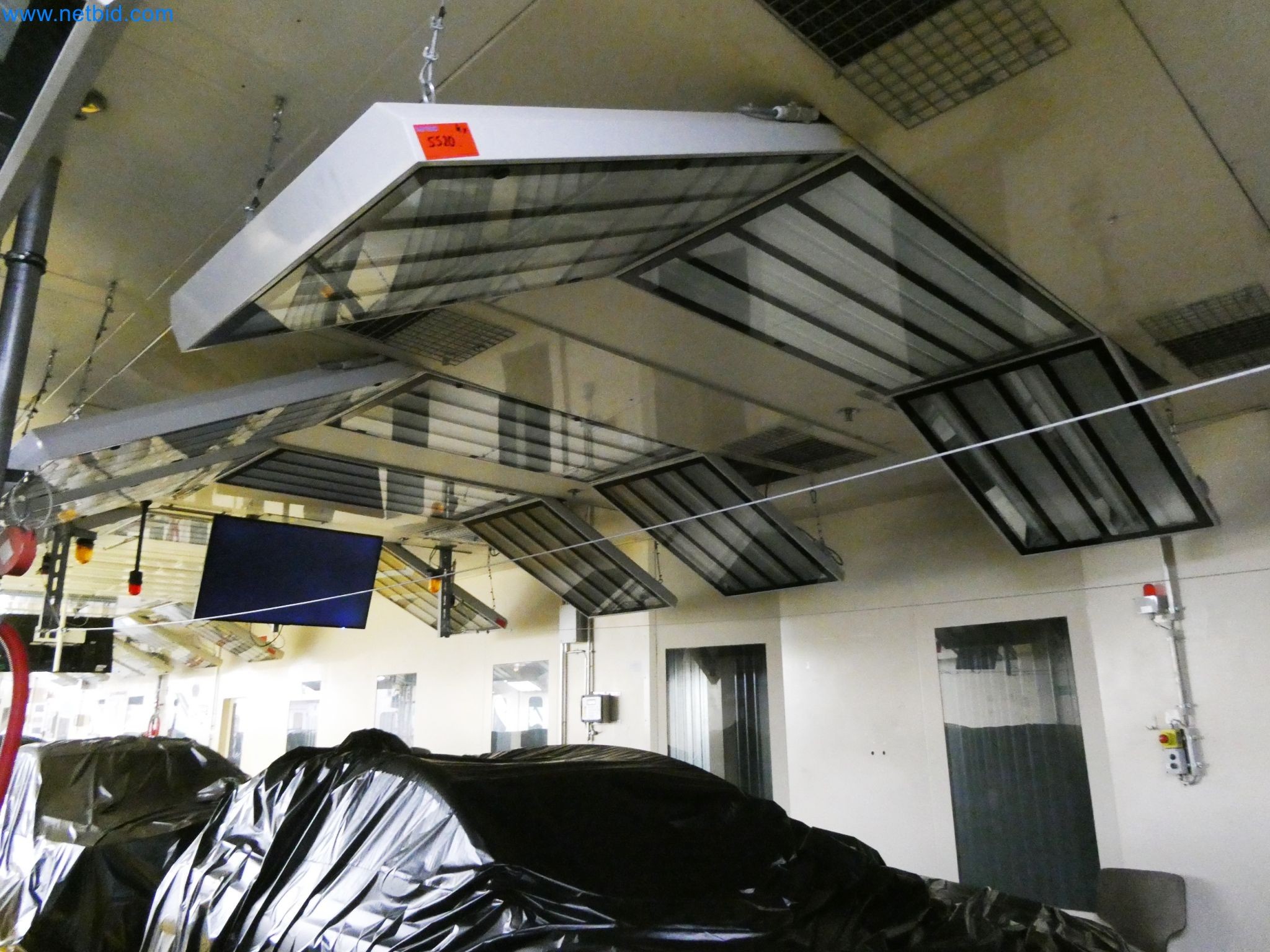 Roboti, varilna oprema in pripomočki za montažo iz avtomobilske industrije-4