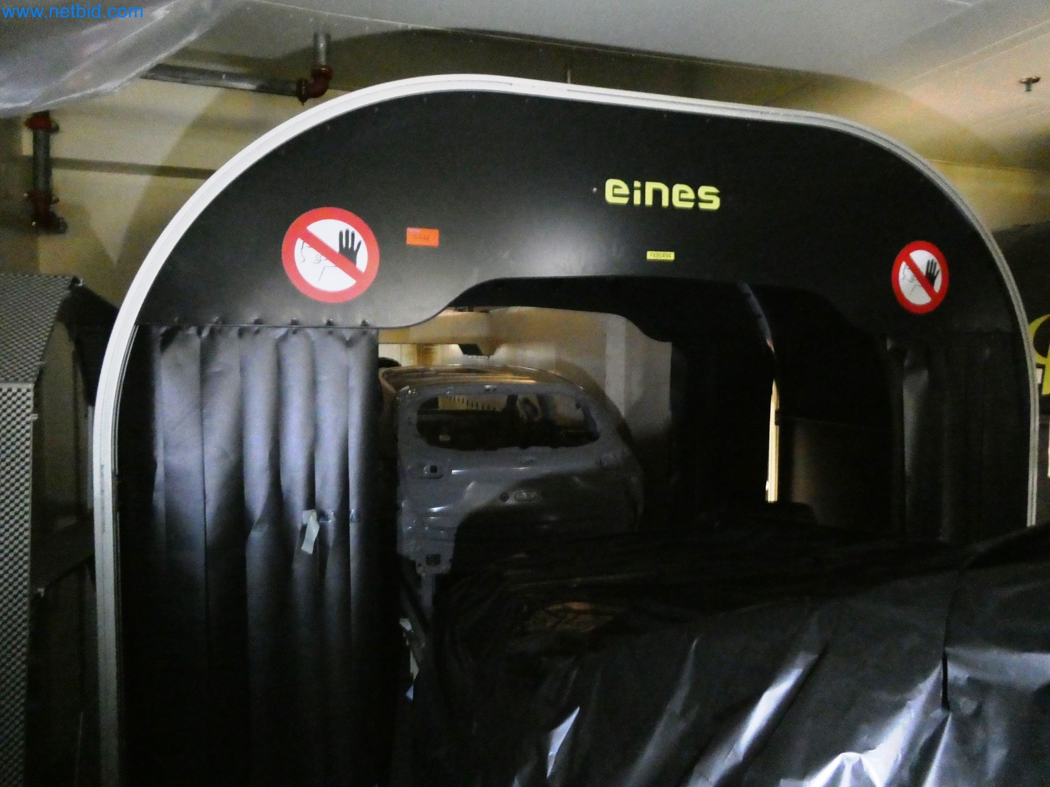 Roboty, sprzęt spawalniczy i akcesoria montażowe z branży motoryzacyjnej-1