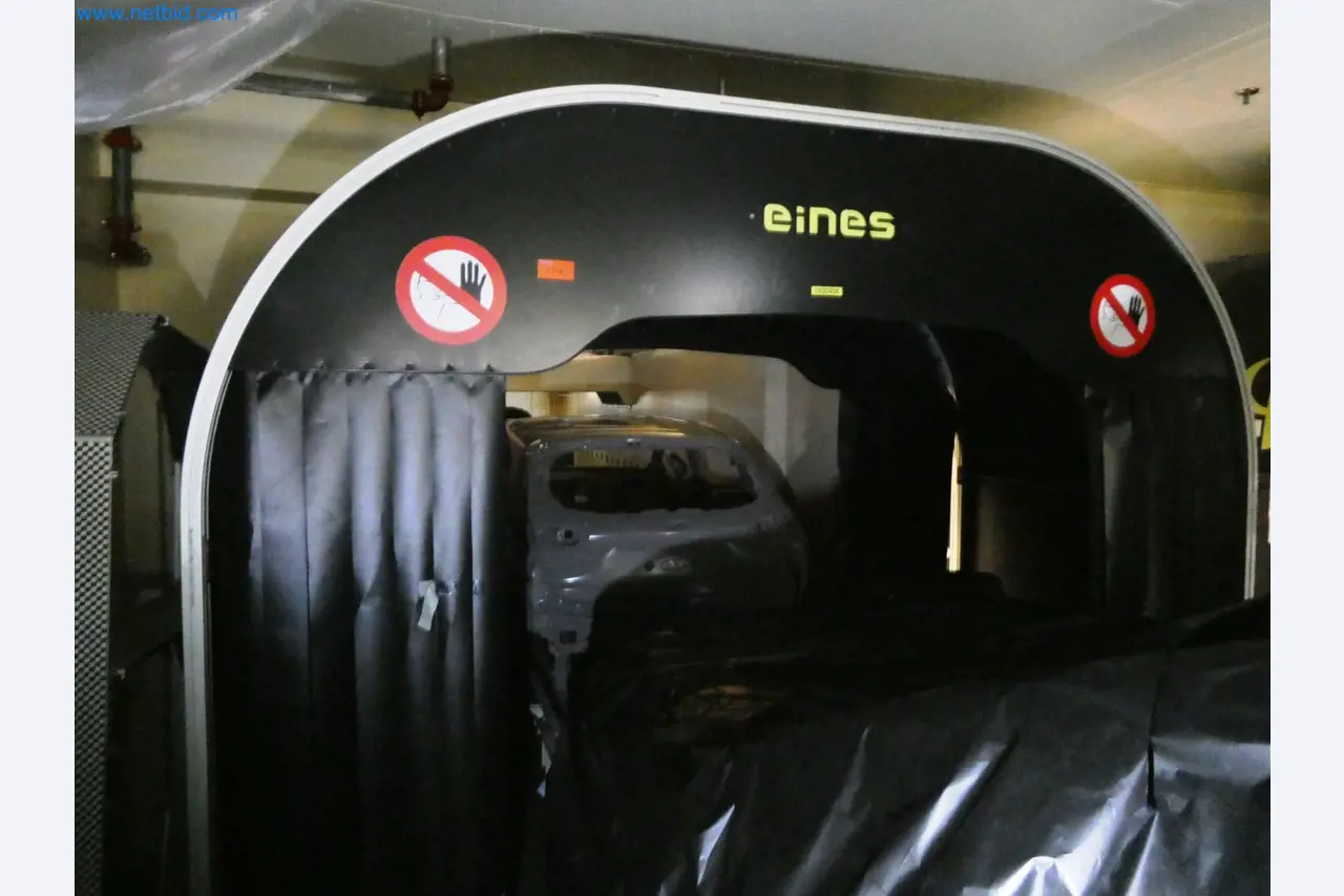 Roboty, sprzęt spawalniczy i akcesoria montażowe z branży motoryzacyjnej-1