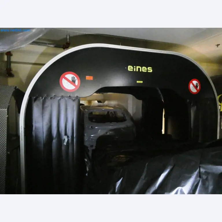 Roboty, sprzęt spawalniczy i akcesoria montażowe z branży motoryzacyjnej-1