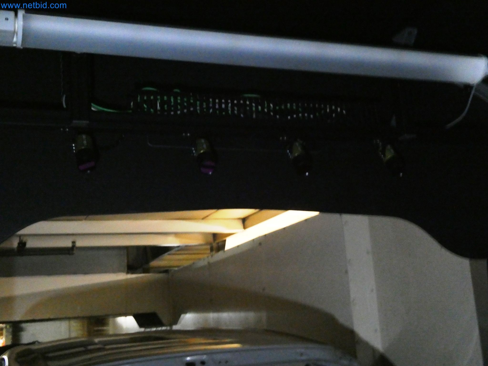 Roboty, sprzęt spawalniczy i akcesoria montażowe z branży motoryzacyjnej-2