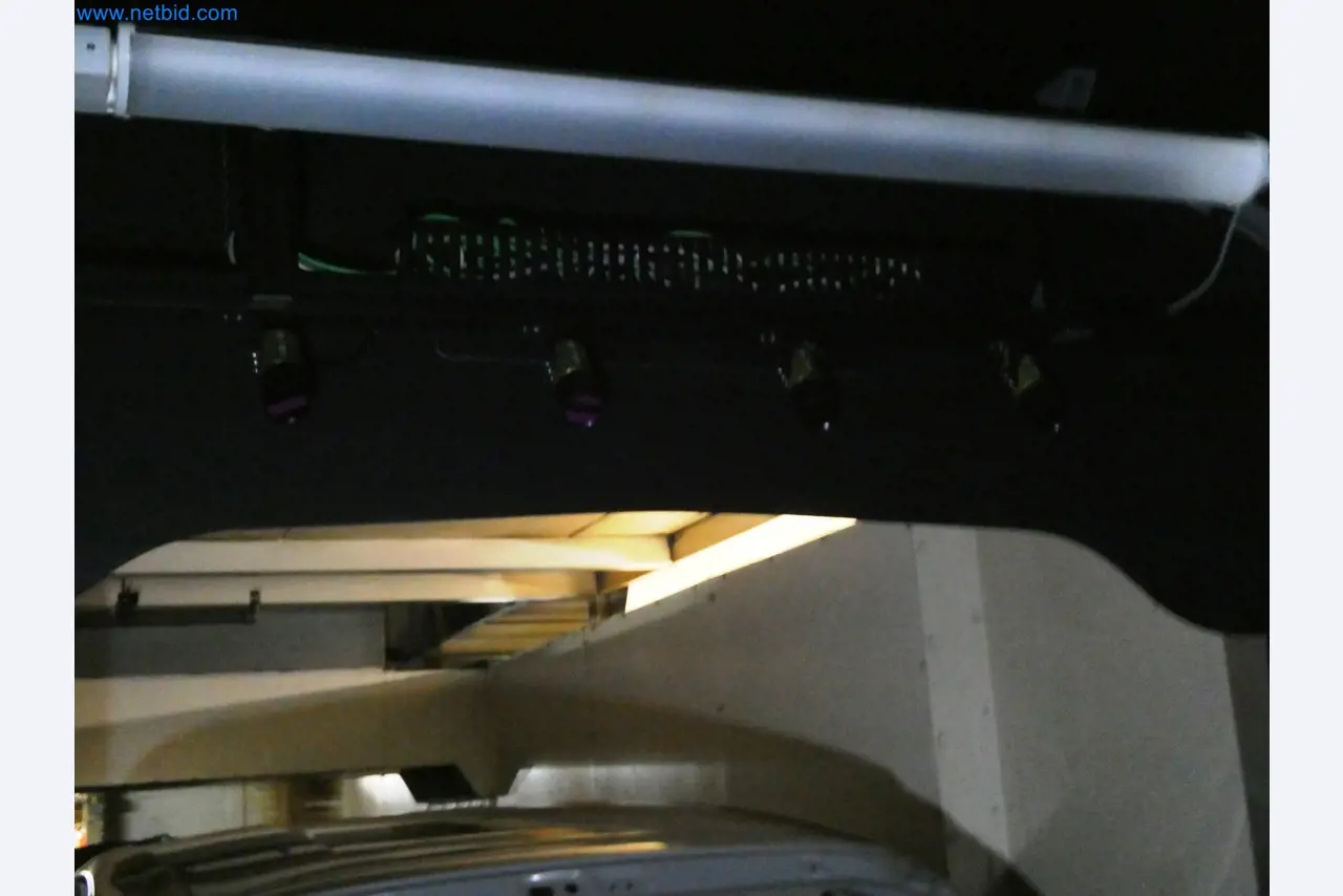 Roboty, sprzęt spawalniczy i akcesoria montażowe z branży motoryzacyjnej-2